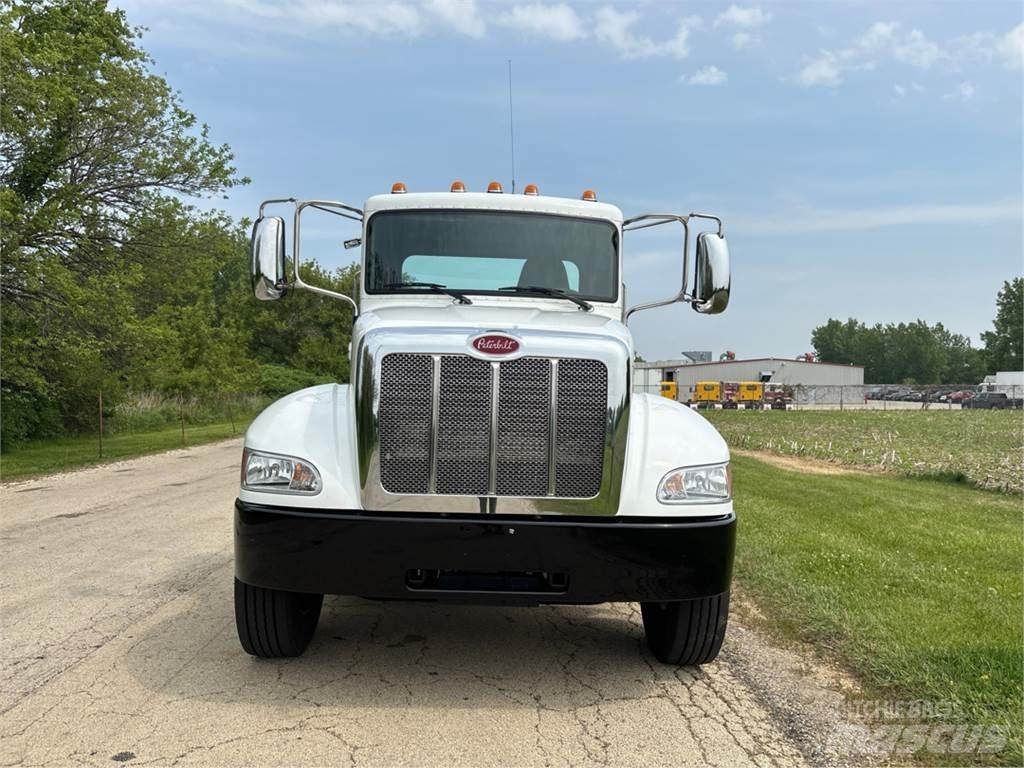 Peterbilt 337 شاحنات بمقصورة وهيكل