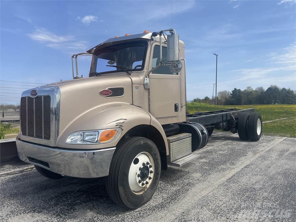 Peterbilt 337 شاحنات بمقصورة وهيكل