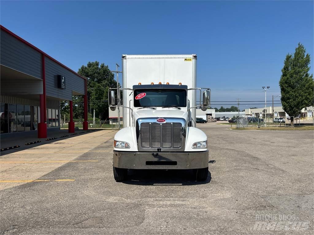 Peterbilt 337 شاحنات ذات هيكل صندوقي