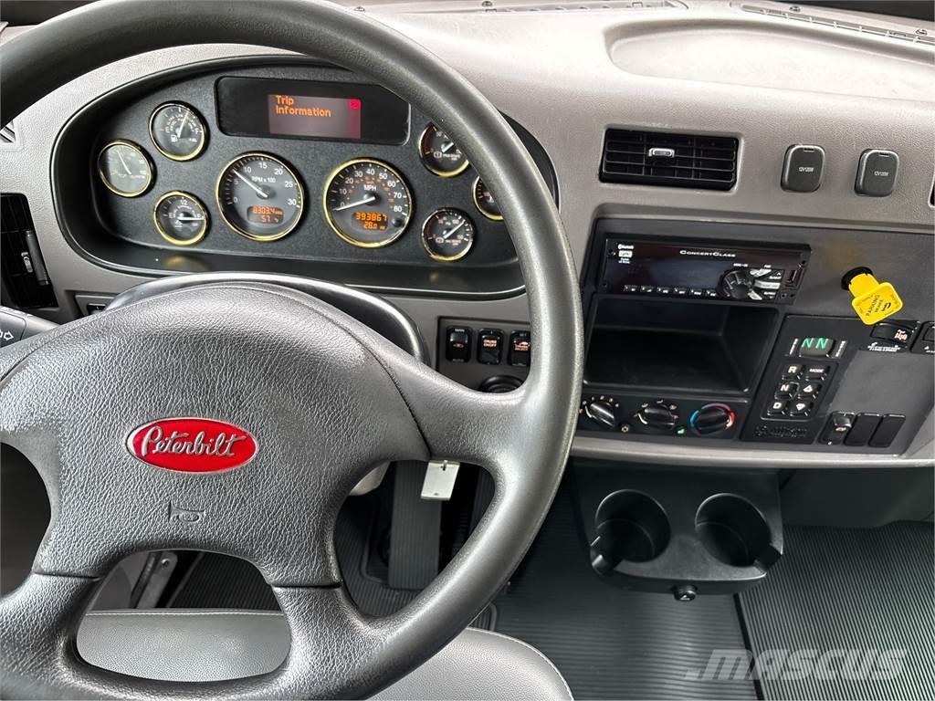 Peterbilt 348 شاحنات ذات هيكل صندوقي