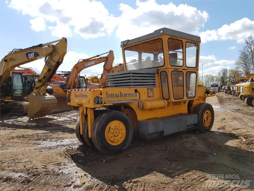 Bomag SGW-17 مداحل ذات إطارات هوائية