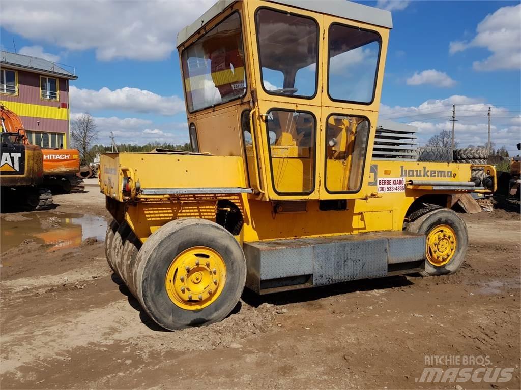 Bomag SGW-17 مداحل ذات إطارات هوائية