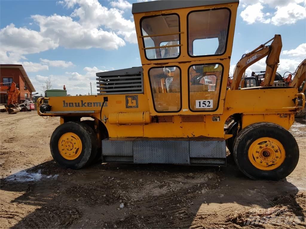 Bomag SGW-17 مداحل ذات إطارات هوائية