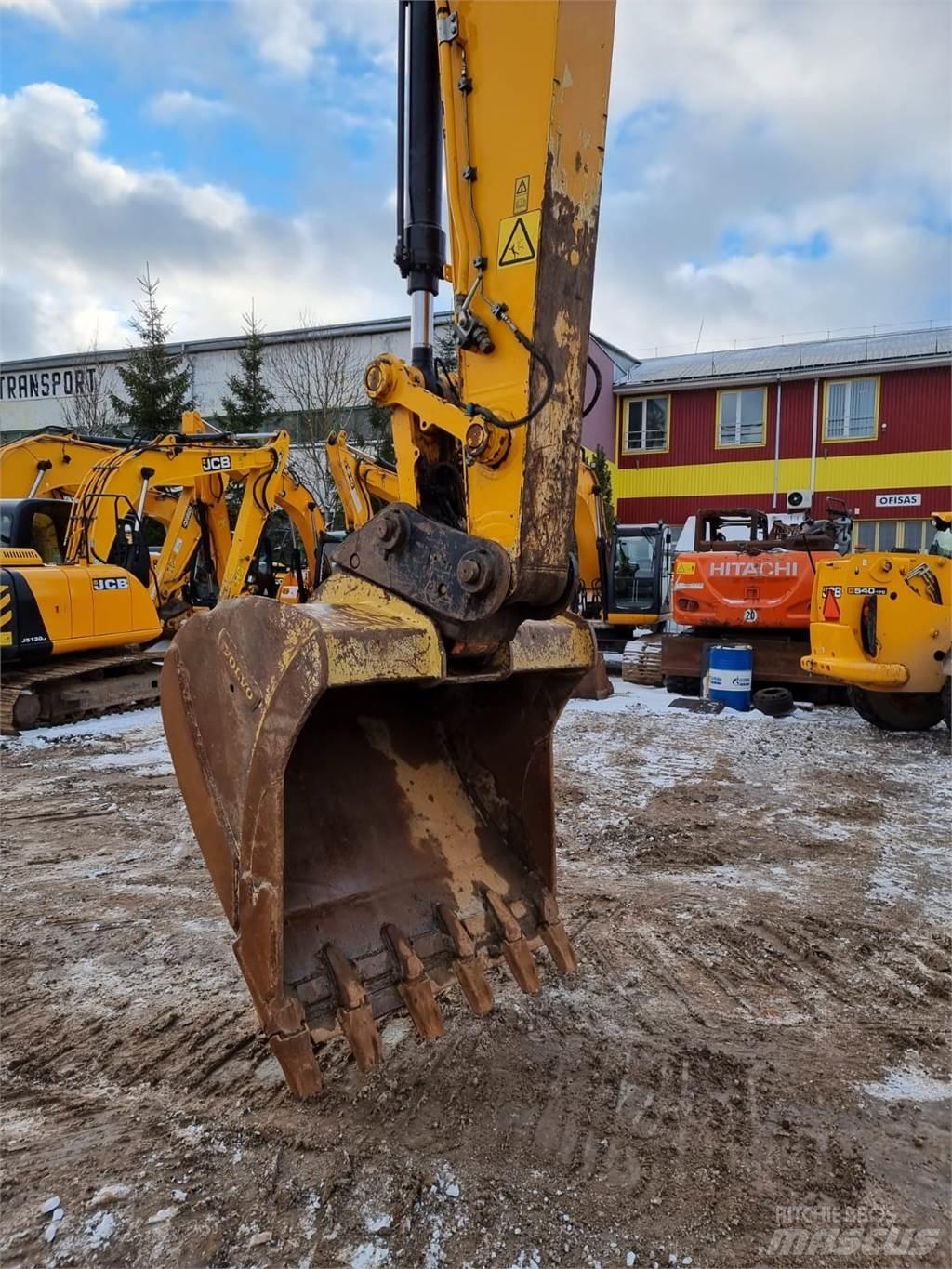 JCB JS220LC Plus حفارات زحافة