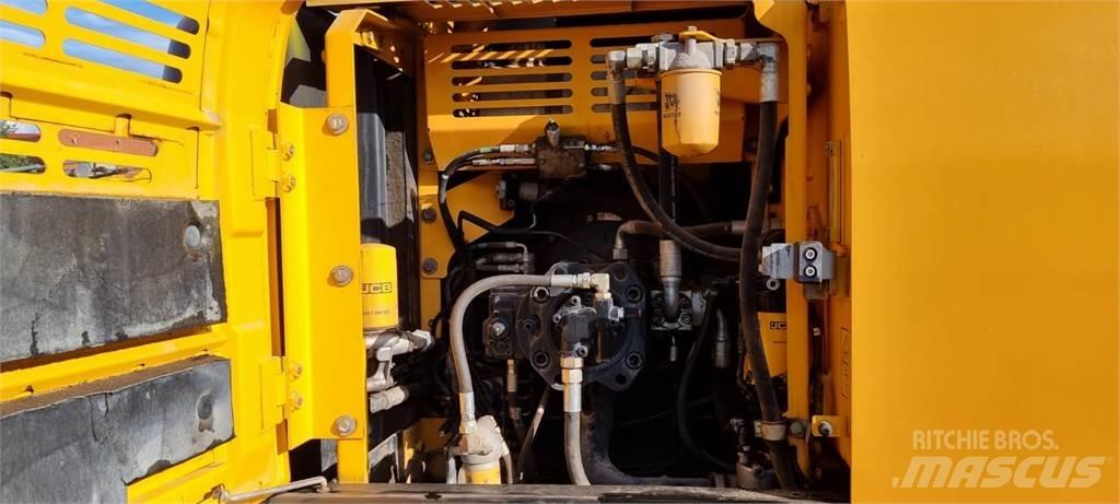 JCB JS220LC Plus + حفارات زحافة