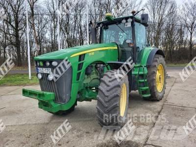 John Deere 8130 الجرارات