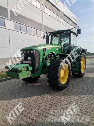 John Deere 8230 الجرارات