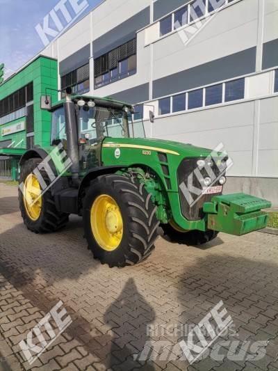John Deere 8230 الجرارات