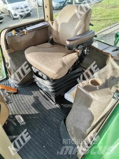 John Deere 8230 الجرارات
