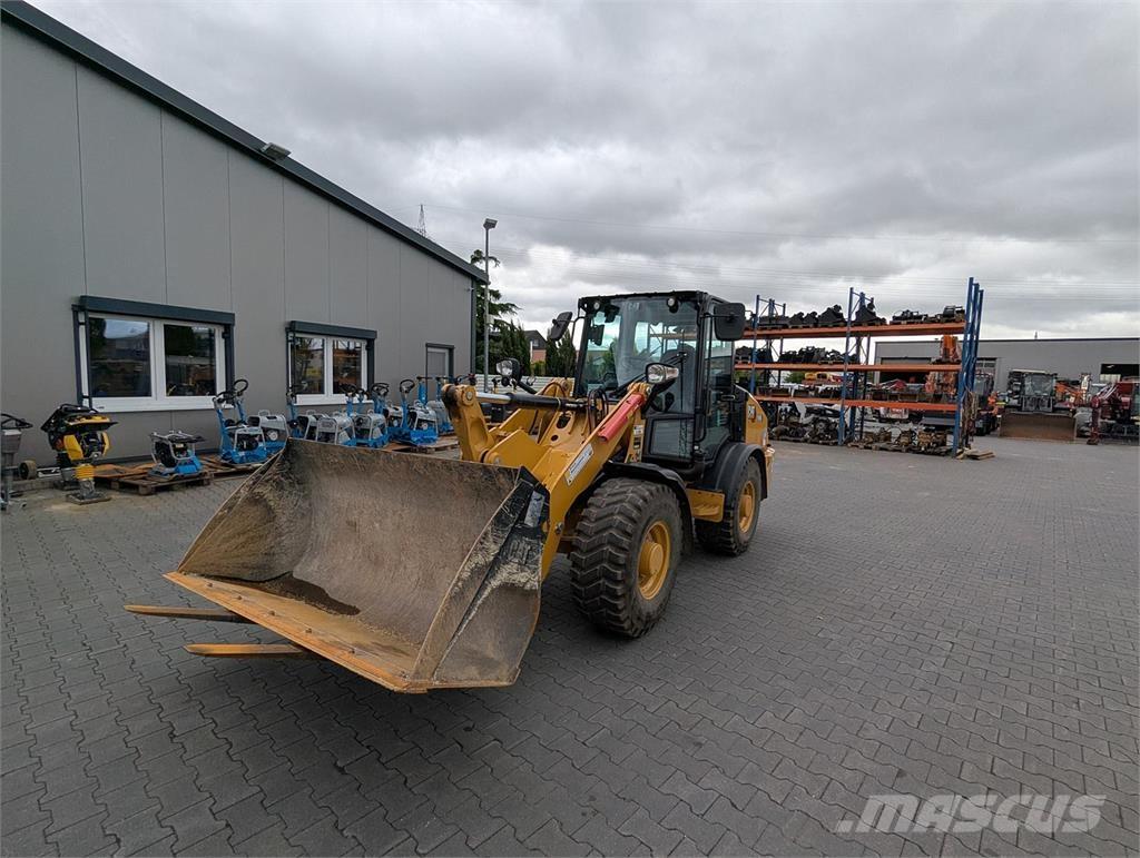 CAT 906 لوادر بعجل