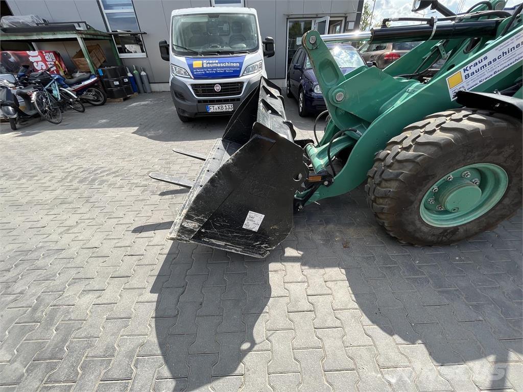 CAT 906 M لوادر بعجل