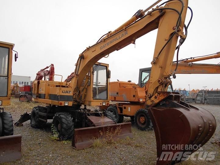 CAT 212B FT حفارات بعجل