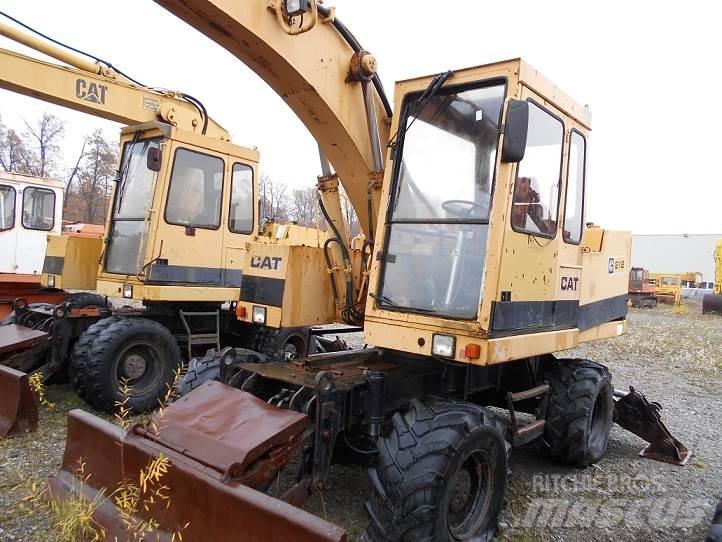 CAT 212B FT حفارات بعجل