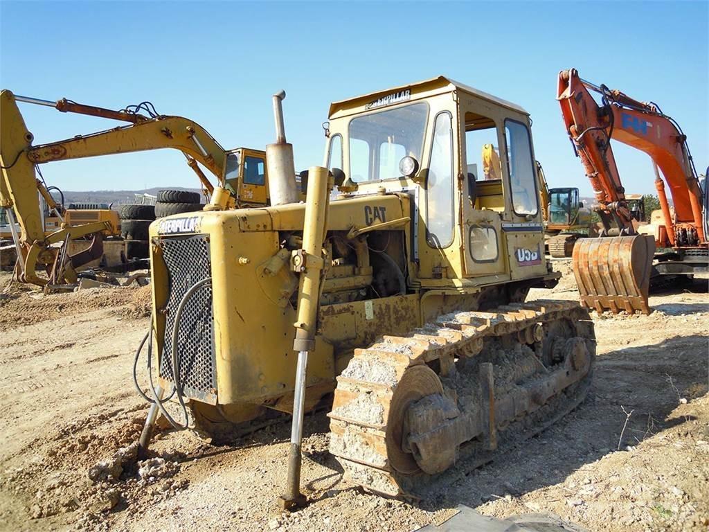 CAT D5B بلدوزرات مجنزرة