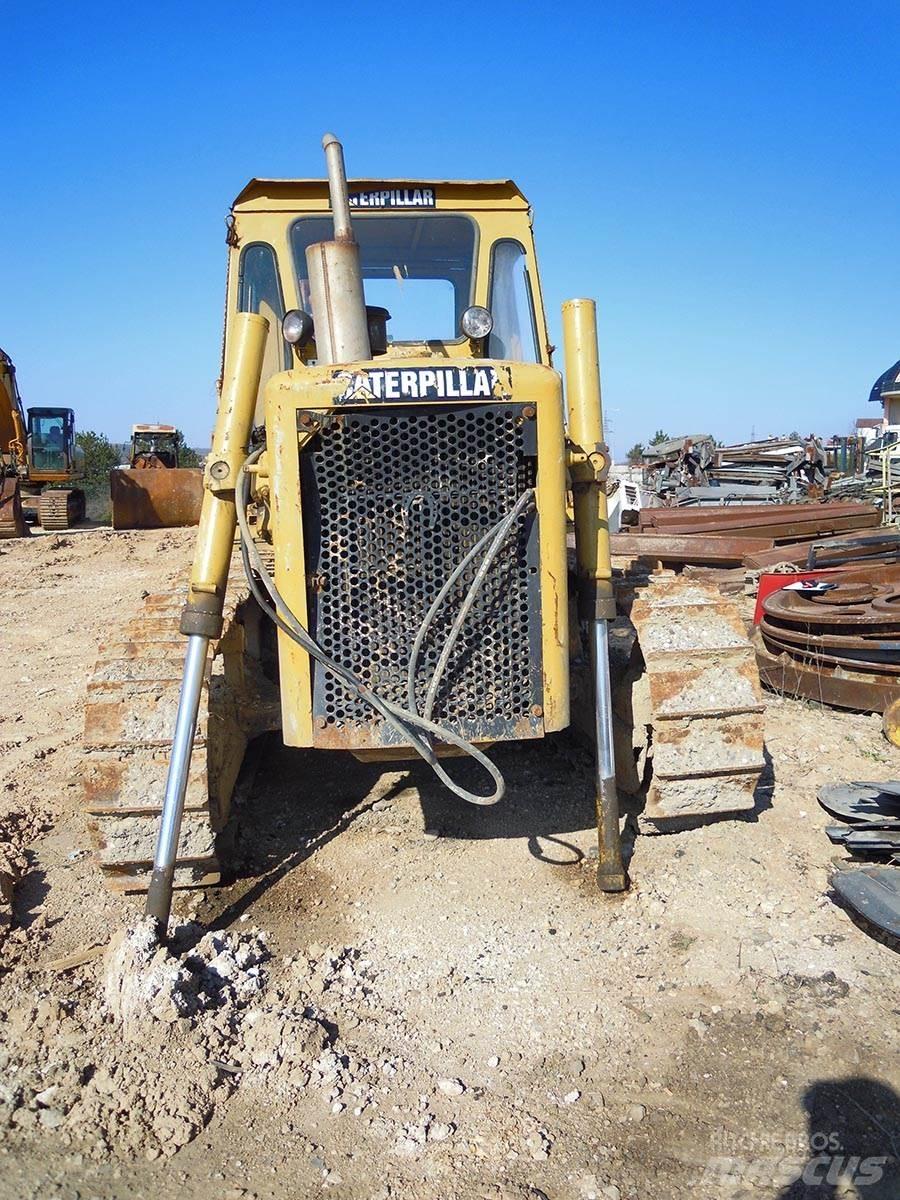 CAT D5B بلدوزرات مجنزرة