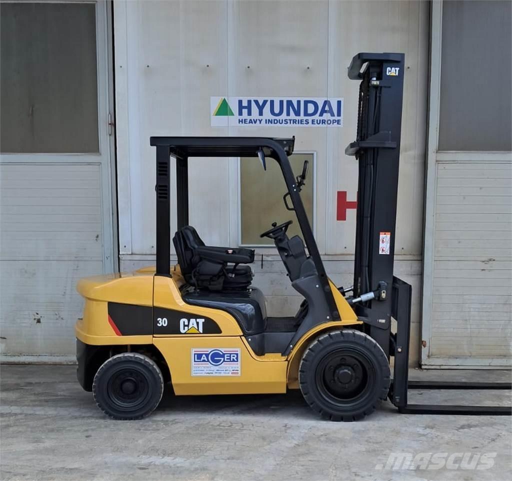 CAT DP30NT شاحنات الديزل