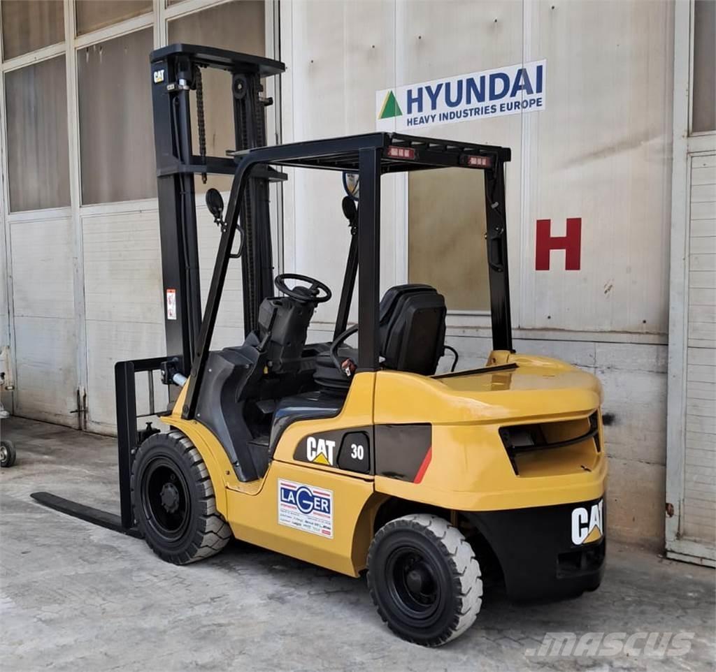 CAT DP30NT شاحنات الديزل