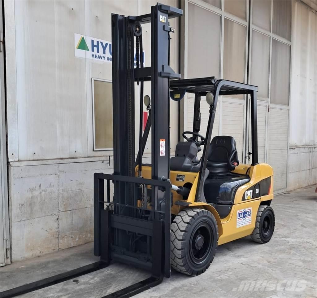 CAT DP30NT شاحنات الديزل