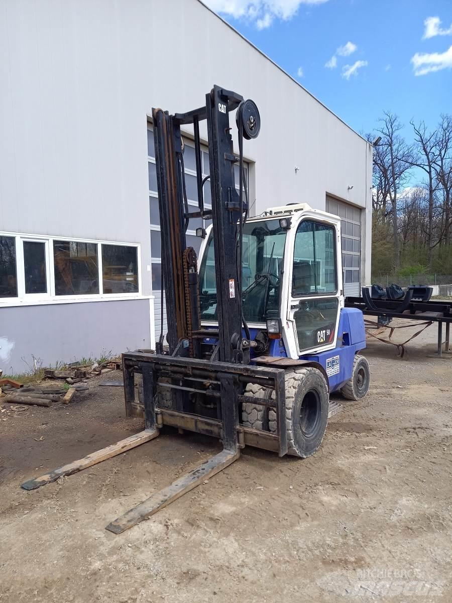 CAT DP50K 2 شاحنات الديزل