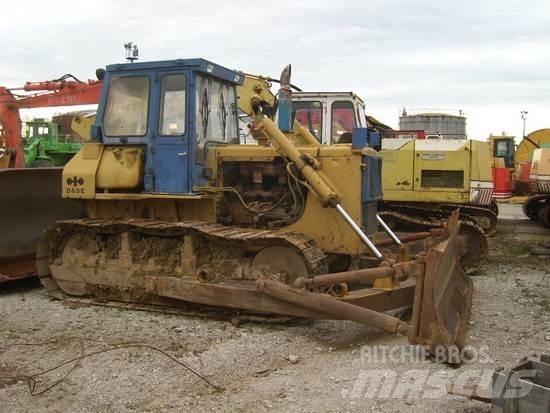 Komatsu D65E-8 بلدوزرات مجنزرة
