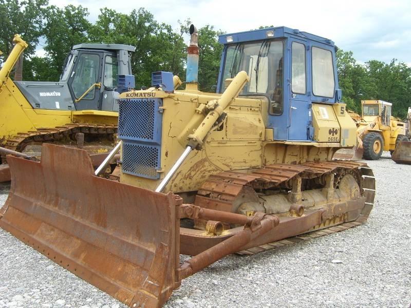 Komatsu D65E-8 بلدوزرات مجنزرة