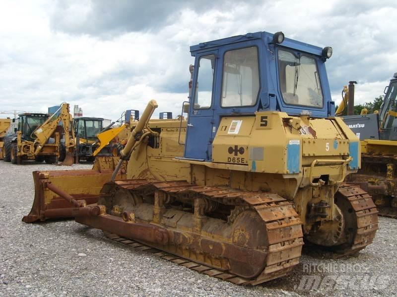 Komatsu D65E-8 بلدوزرات مجنزرة