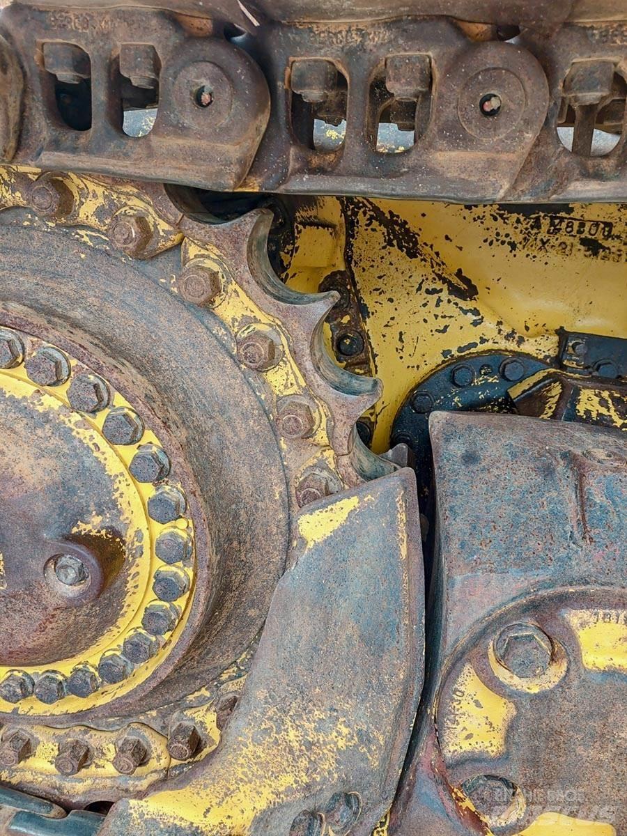 Komatsu D65PX-17 بلدوزرات مجنزرة