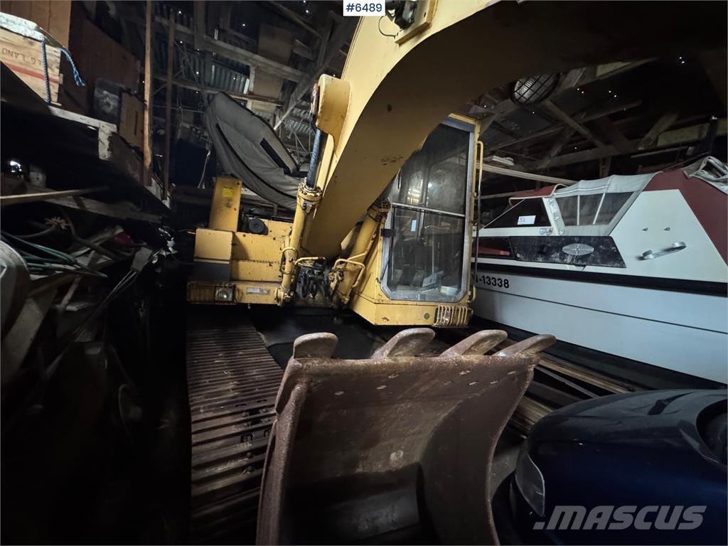 CAT 205 LC حفارات زحافة