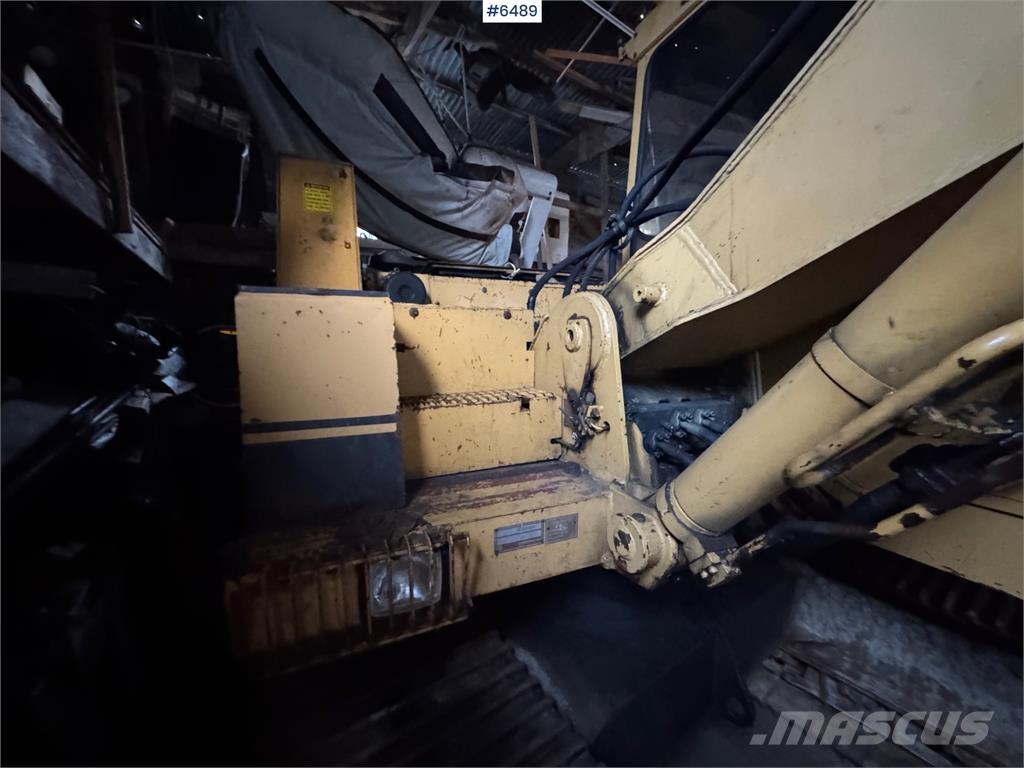 CAT 205 LC حفارات زحافة