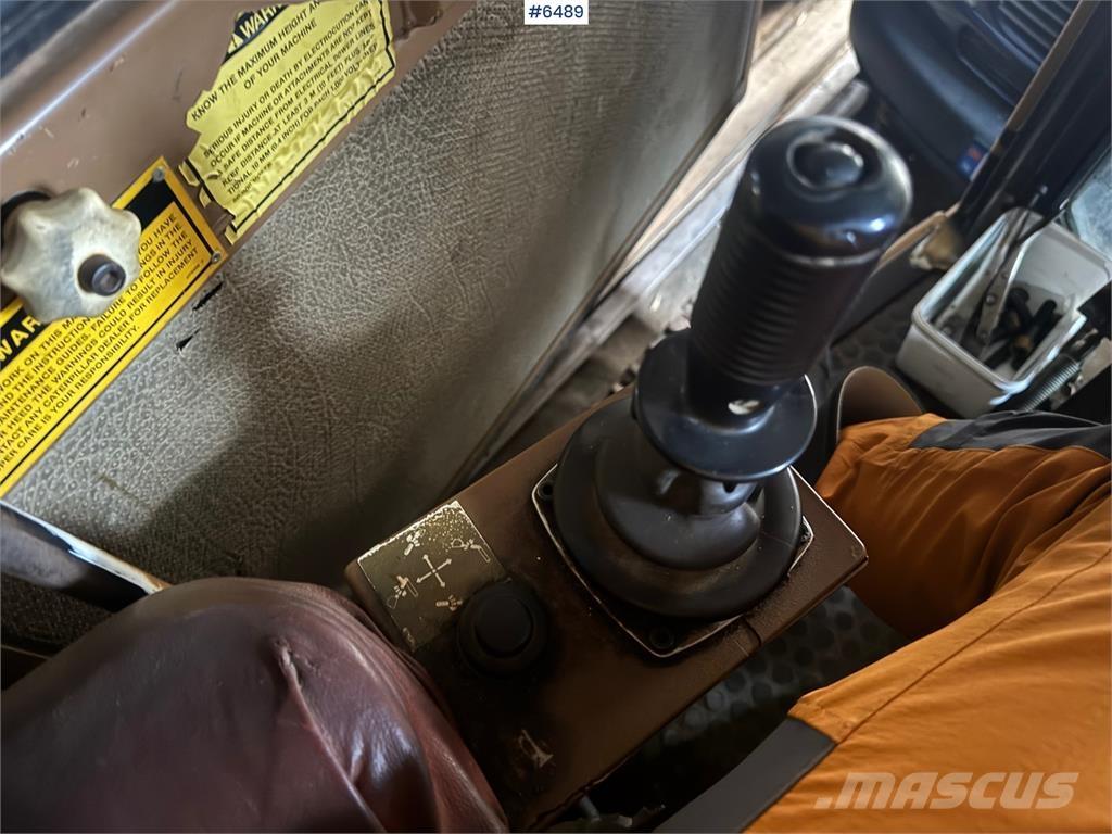 CAT 205 LC حفارات زحافة