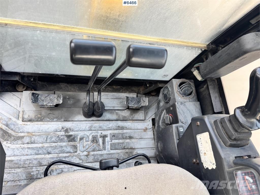 CAT 301.8 حفارات زحافة