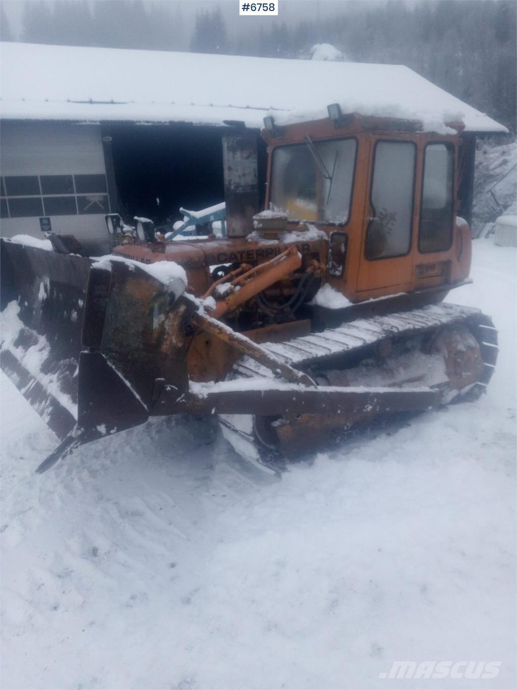 CAT D4 بلدوزرات مجنزرة