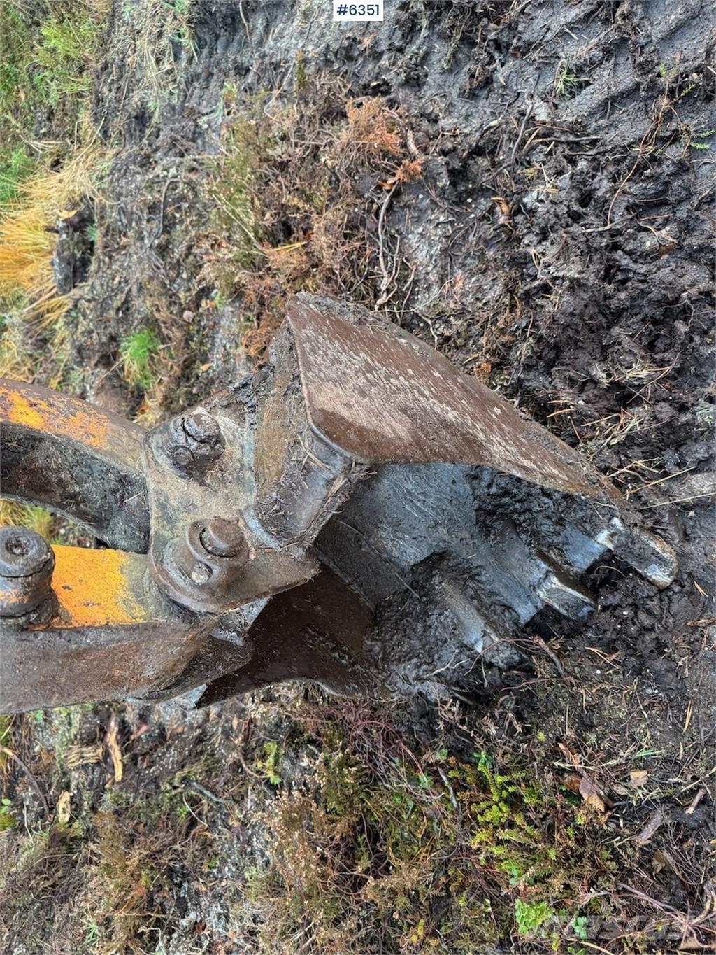 Hanix N 260-2 حفارات زحافة