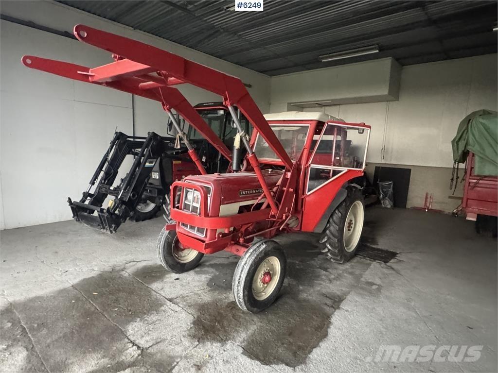 International 444 الجرارات