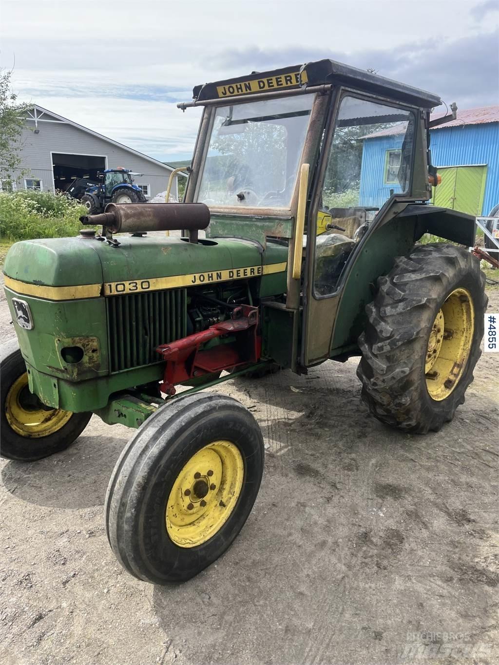 John Deere 1030 الجرارات