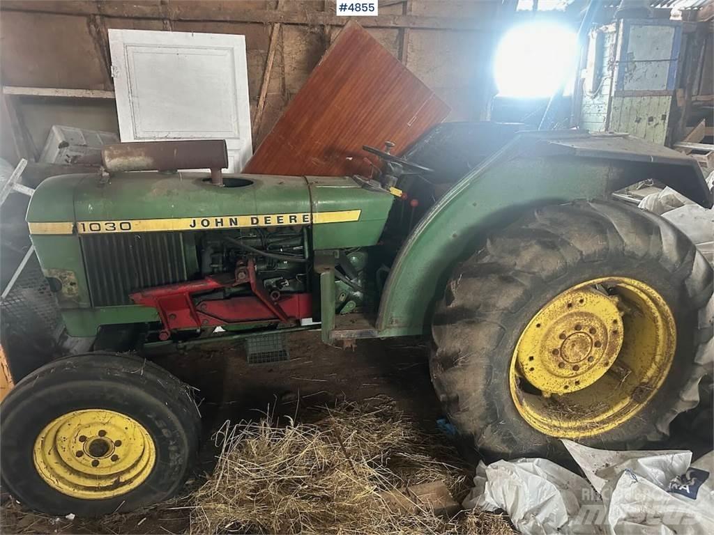 John Deere 1030 الجرارات