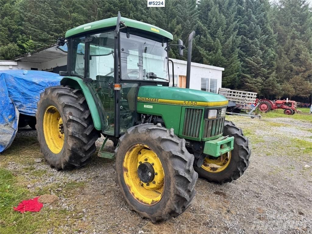 John Deere 5400 الجرارات