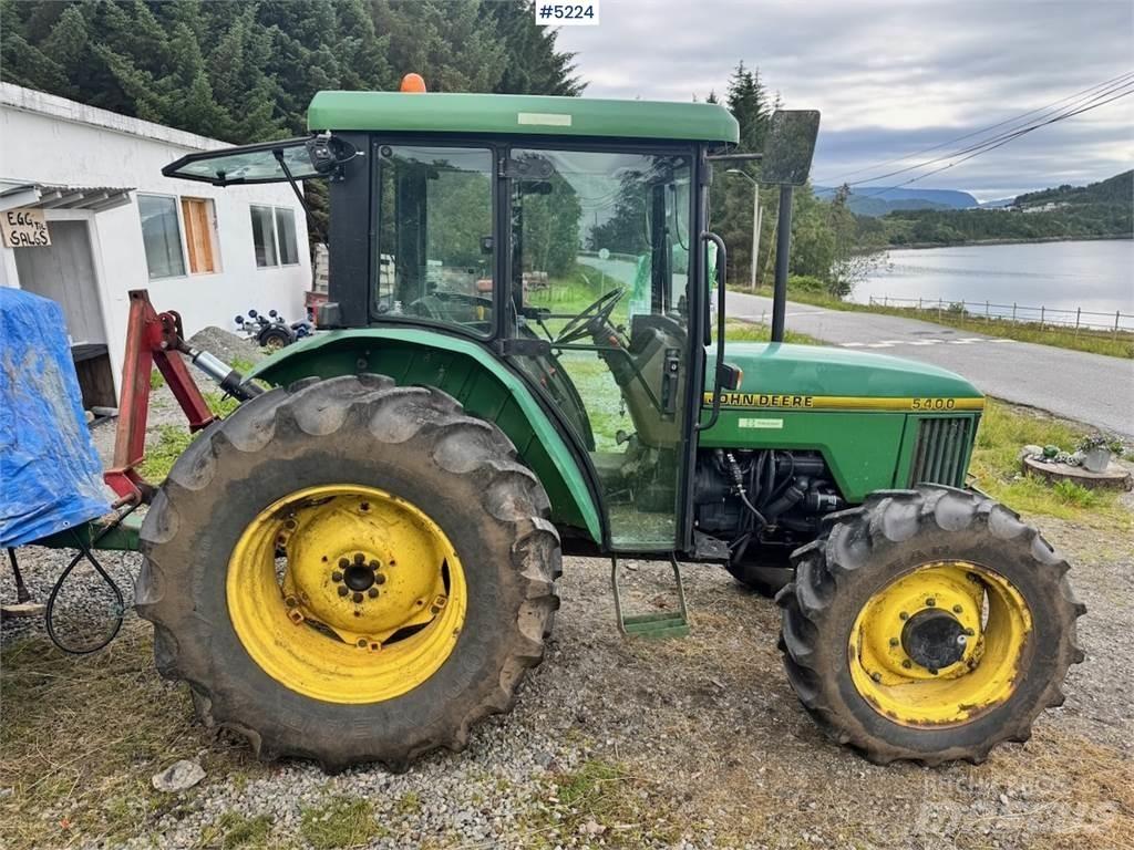 John Deere 5400 الجرارات