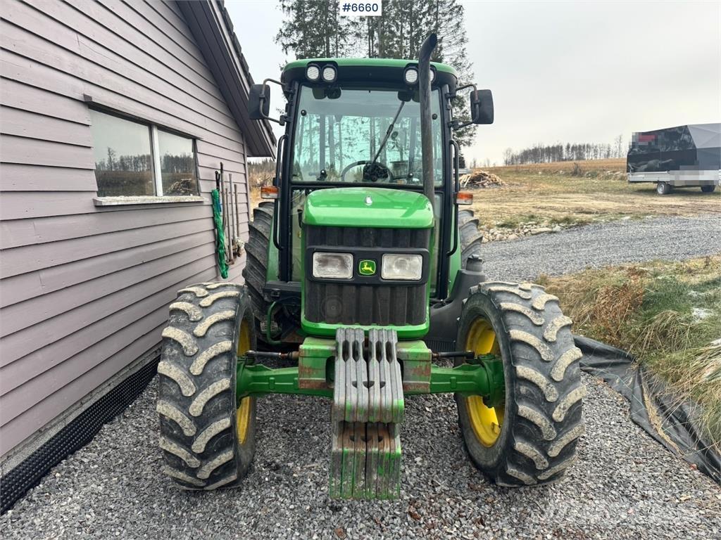 John Deere 5515 الجرارات