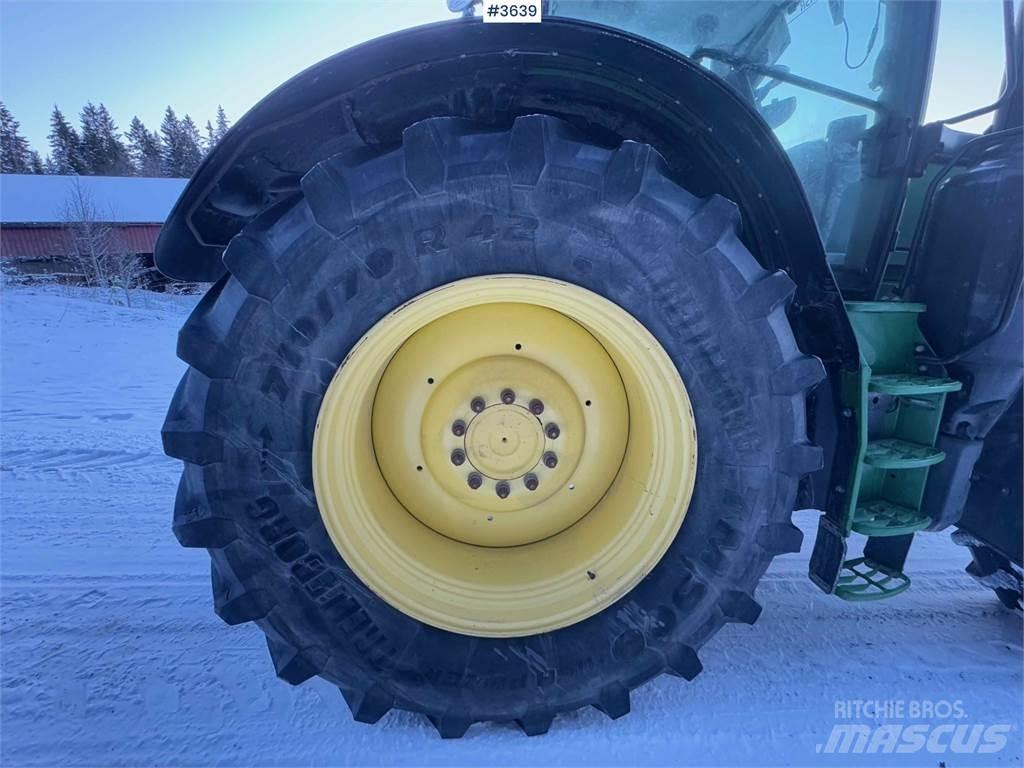 John Deere 6215R الجرارات