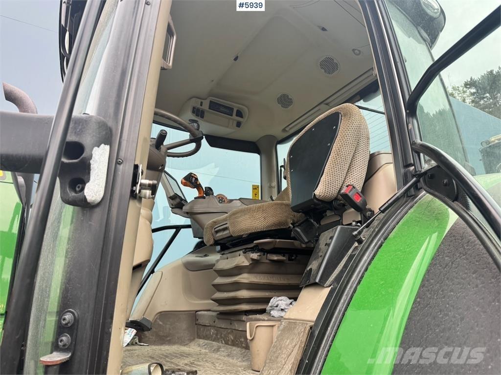 John Deere 6215R الجرارات
