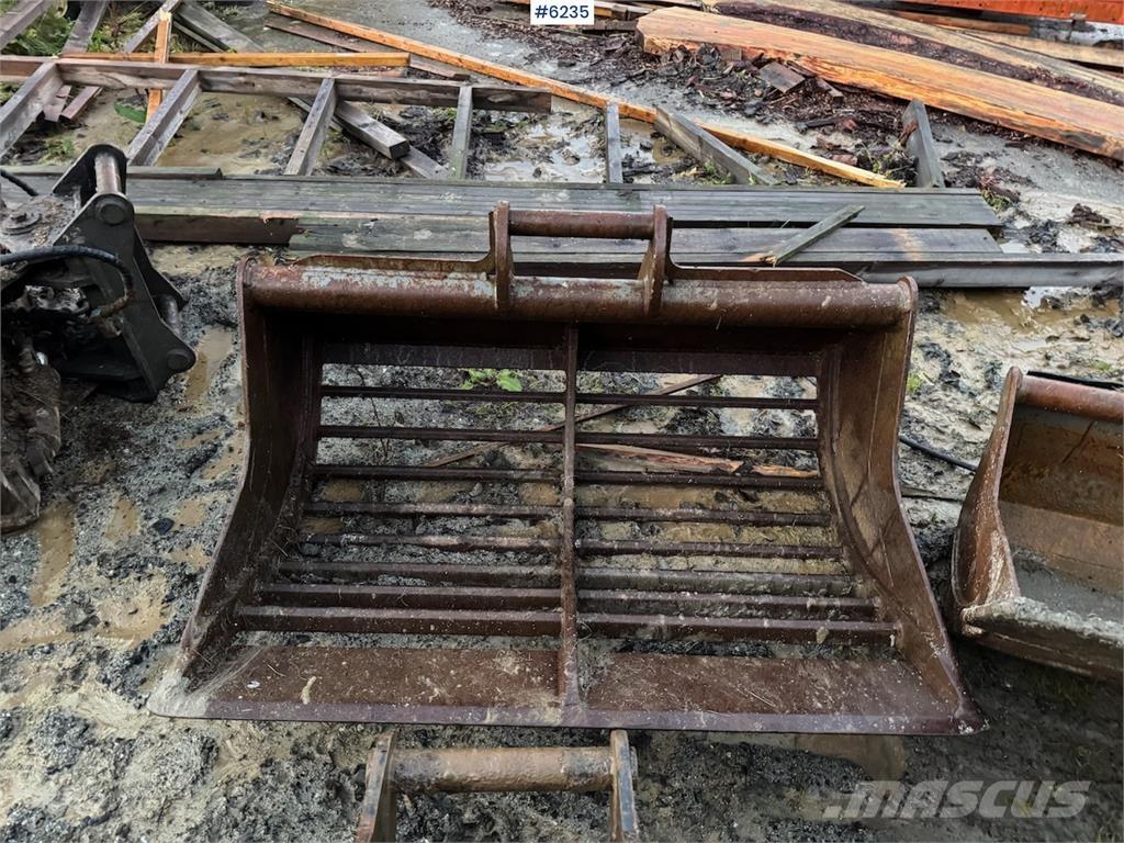 Kato HD 308 US حفارات زحافة