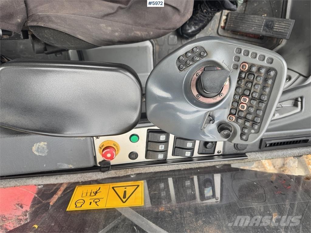 Komatsu 911-6 حصادات