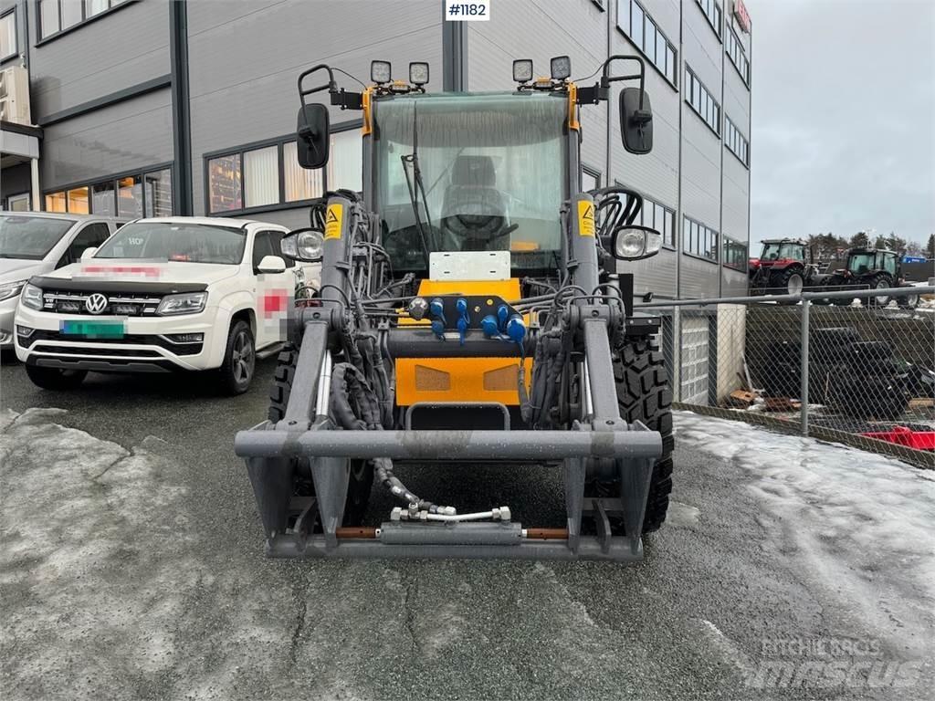LM Trac 587 لوادر متعددة الأغراض