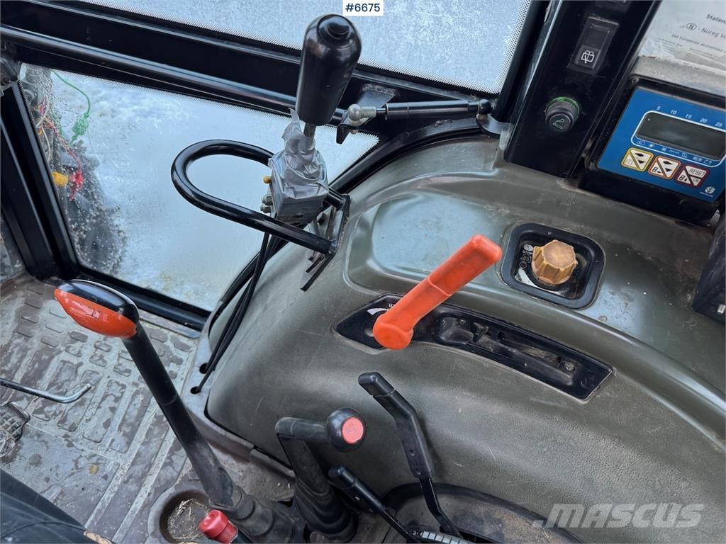 New Holland L 85 الجرارات