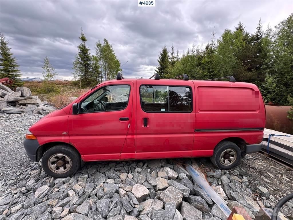 Toyota Hiace 4WD شاحنة مقفلة
