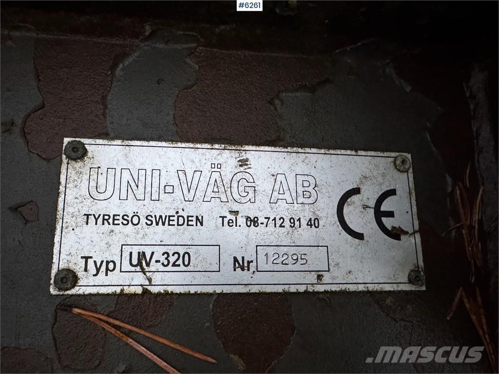 Uni-väg UV-320 حراثات ونصول الجليد