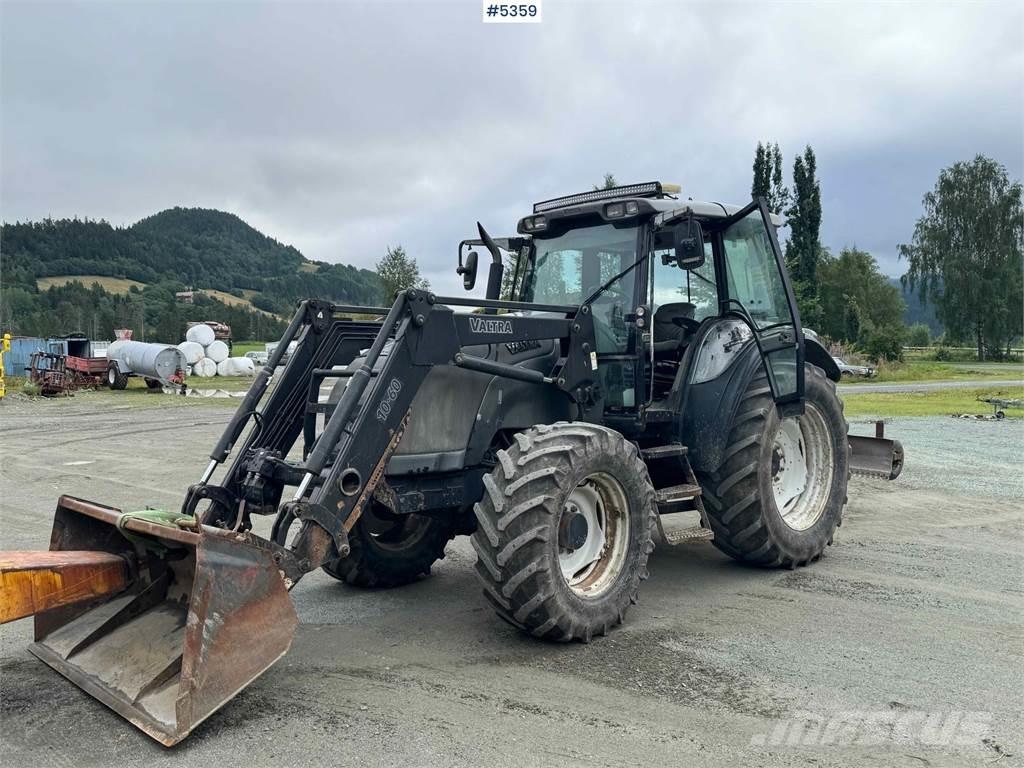 Valtra M120-4 الجرارات