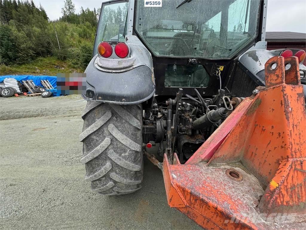 Valtra M120-4 الجرارات