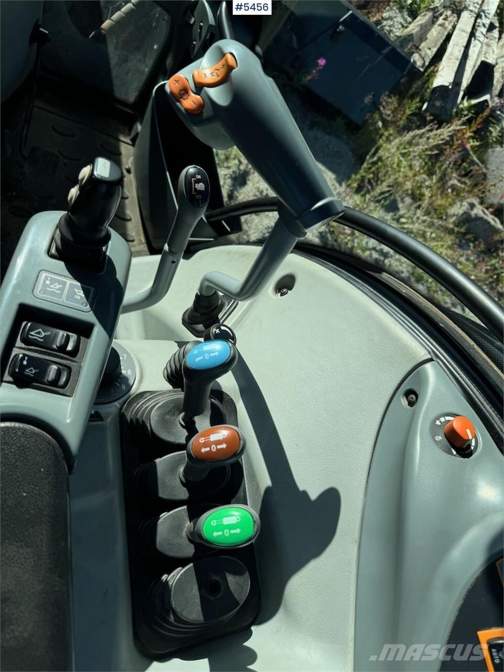 Valtra N123 الجرارات